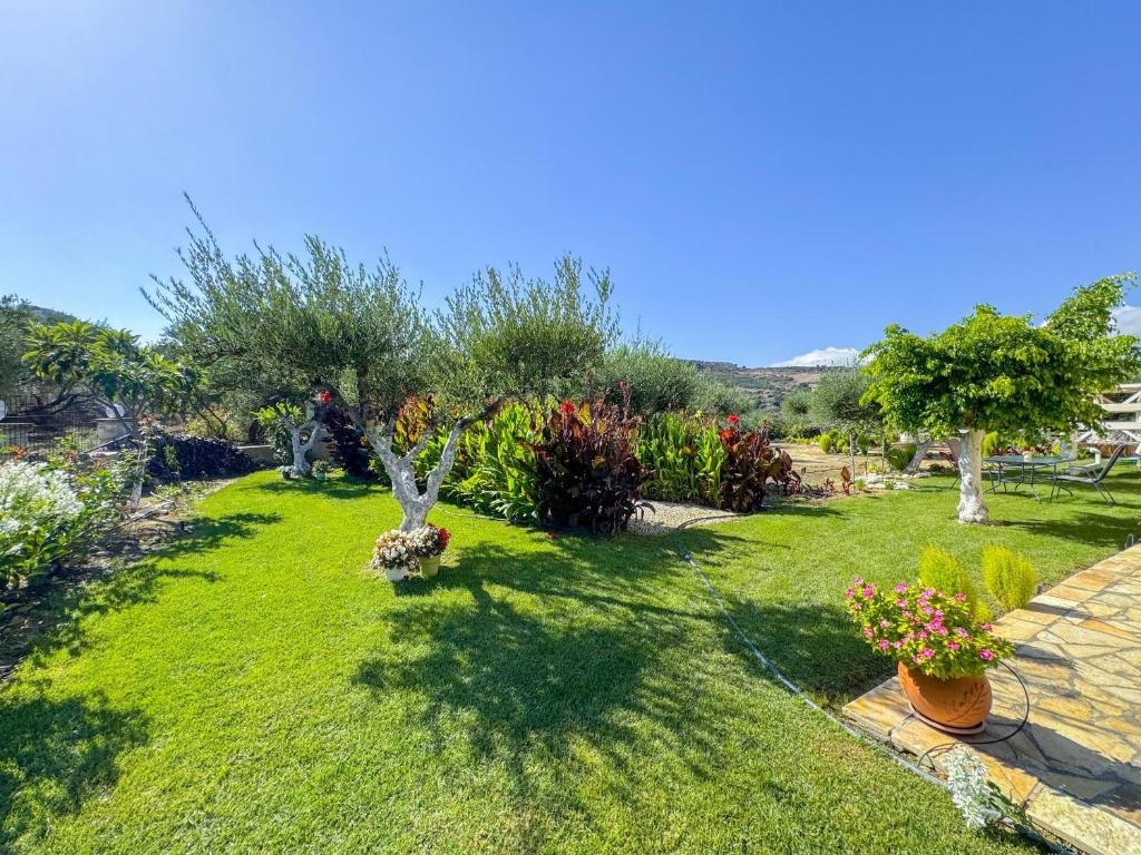Ogród w obiekcie Private Pool with Sea & Mountain View ,Full Privacy - Villa Kyriaki