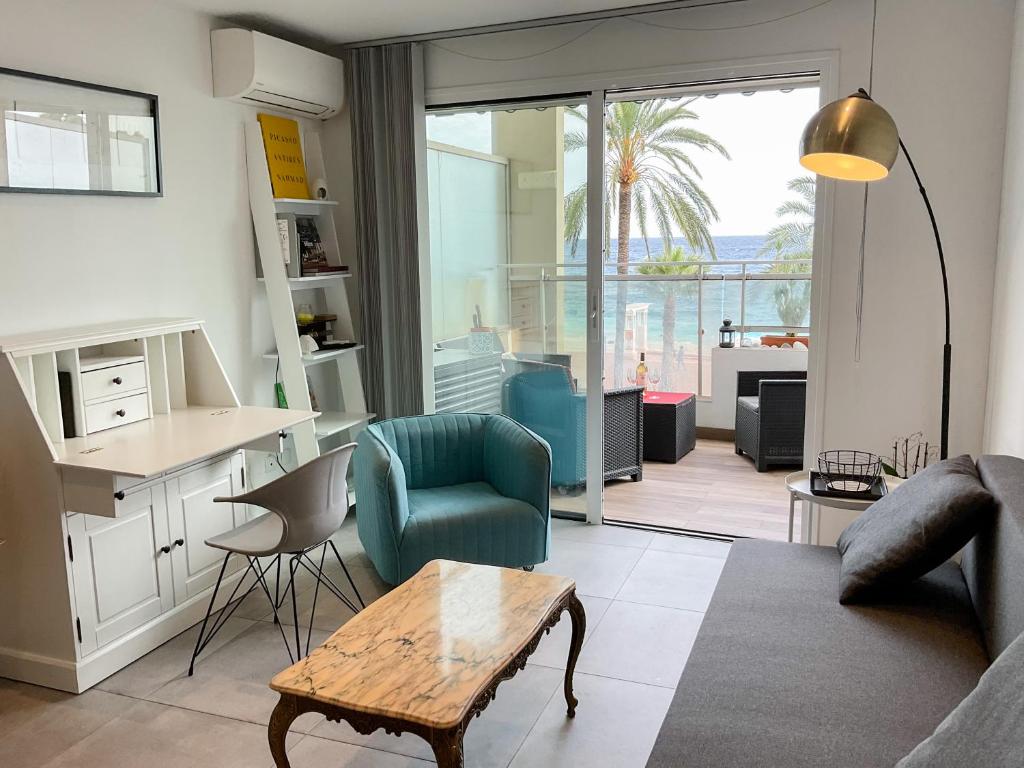 a living room with a couch and a table at La Prom 2 - a two bedroom apartment with a sea view in Nice