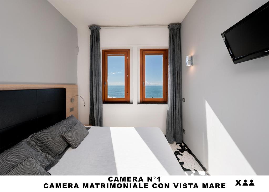 TV a/nebo společenská místnost v ubytování Affittacamere Lo Scoglio (Guesthouse)