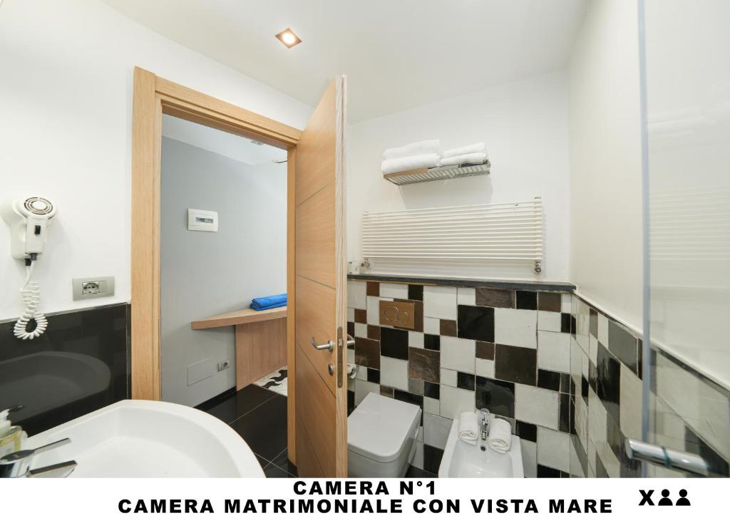Koupelna v ubytování Affittacamere Lo Scoglio (Guesthouse)