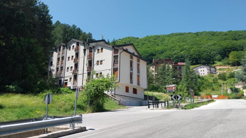 a building on the side of a road at casa vacanze Roccaraso in Roccaraso