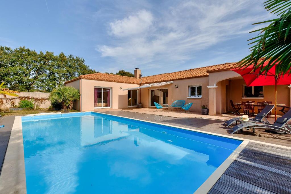 Bazén v ubytování Maison pour 6 - Piscine et détente nebo v jeho okolí