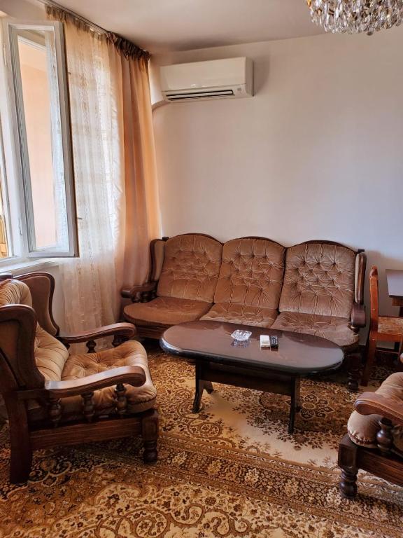 sala de estar con sofá, mesa y sillas en Amiryan apartment, en Ereván
