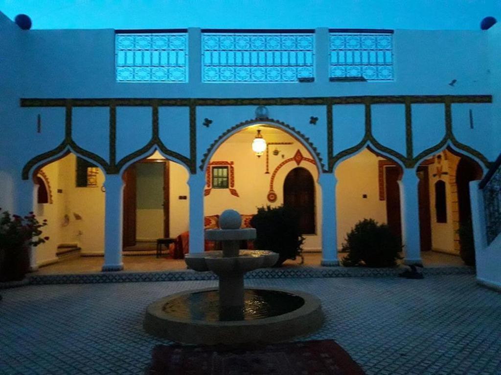 un patio con una fuente en el medio de un edificio en Room in Guest room - Room in villa Lair De La Mer no0969, en Sidi Kaouki