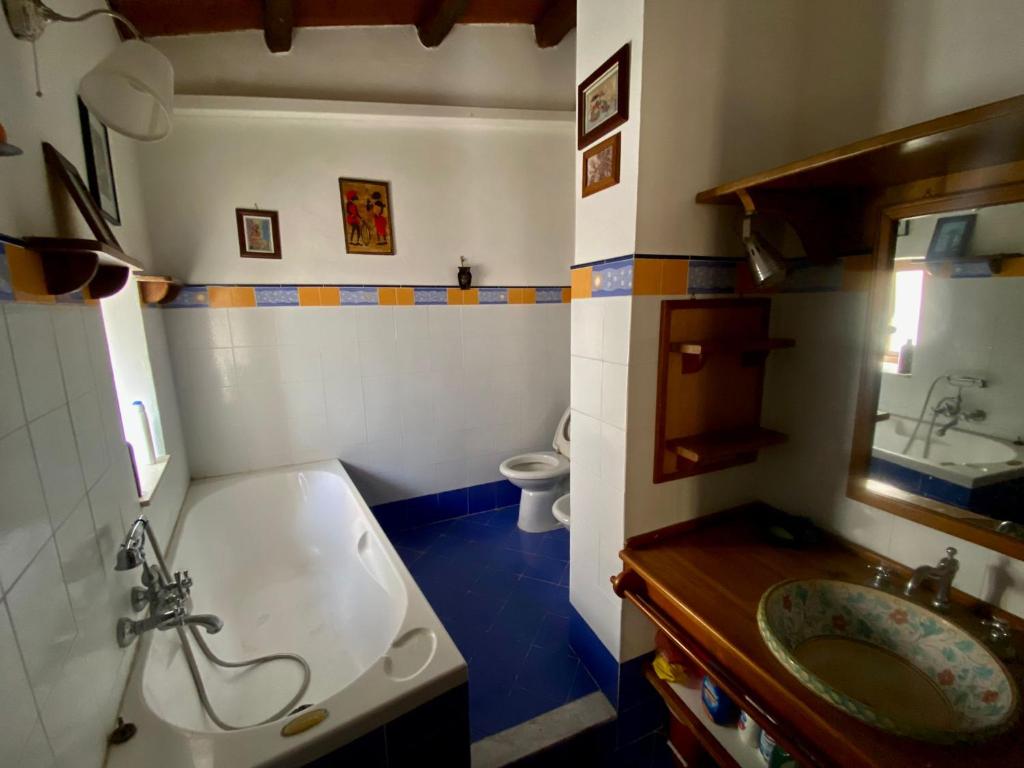 ein kleines Bad mit einem Waschbecken und einer Badewanne in der Unterkunft Casa Arianna in Ragusa