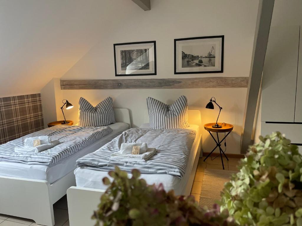 2 camas individuales en una habitación con 2 lámparas en Weberhof Apartment 2, en Münster