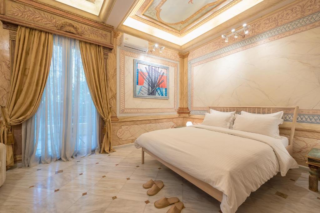 雅典的住宿－The Little Palace of Paleo Psychiko，一间卧室设有一张带天花板的大床