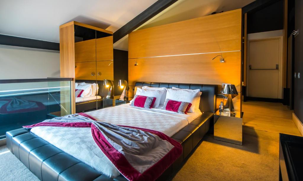 sypialnia z dużym łóżkiem z czerwonymi poduszkami w obiekcie Vernazza Suites Hotel w Stambule