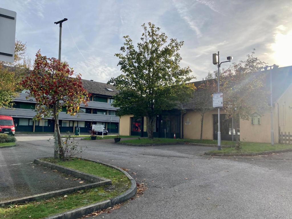 un aparcamiento vacío frente a un edificio en Campanile Hotel Runcorn, en Runcorn