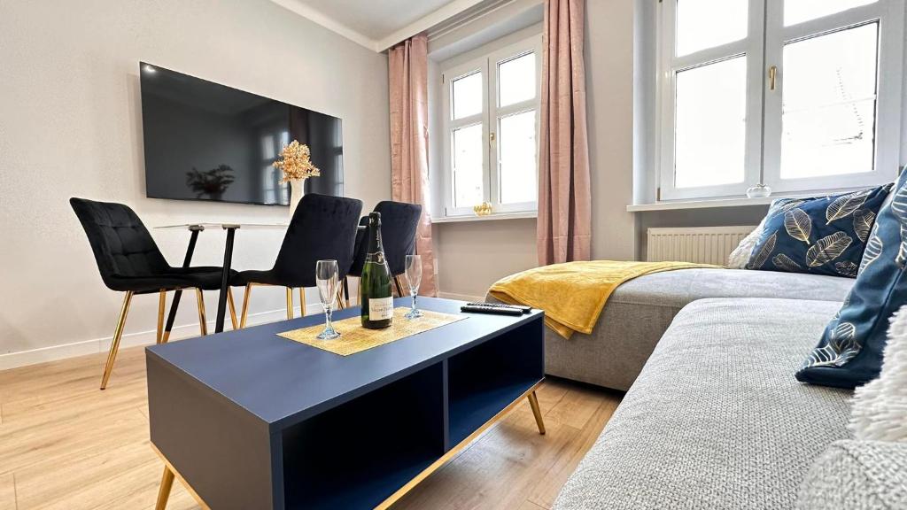 salon z kanapą i stołem w obiekcie Apartament Złoty w Opolu w mieście Opole