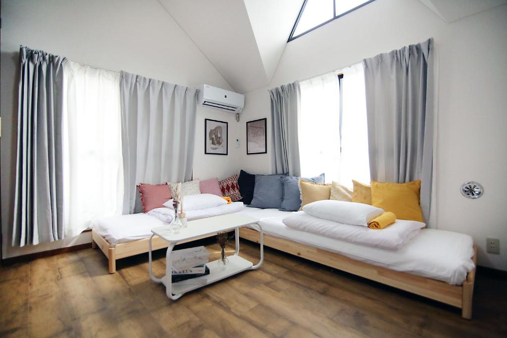 - un salon avec un canapé et une table dans l'établissement SUNRISE, à Tokyo