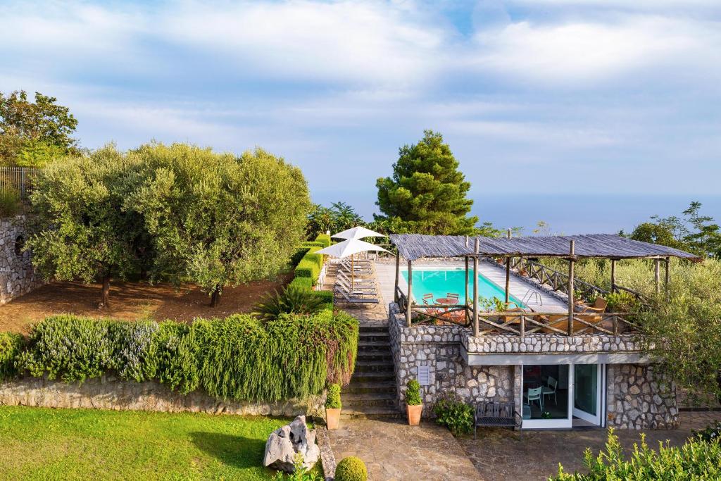 una vista aérea de una casa con piscina en Le Capannelle, en SantʼAgata sui Due Golfi