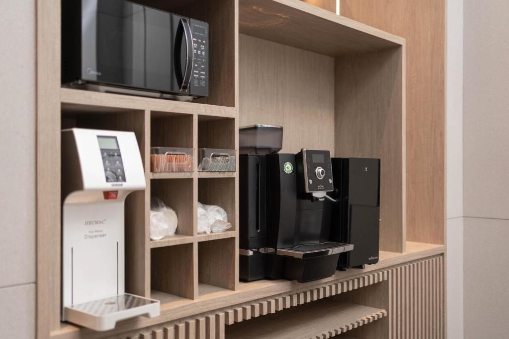 Příslušenství pro přípravu čaje a kávy v ubytování Holiday Inn Express Shantou Chenghai