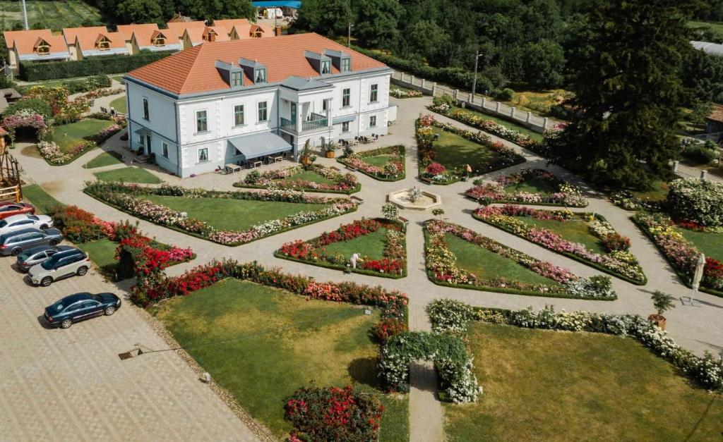una vista aérea de una casa con jardín en Luby Rózsaházak, 