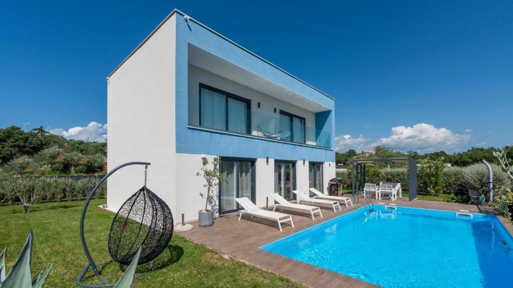 a villa with a swimming pool in a yard at Villa Chic by Villas Holiday in Umag