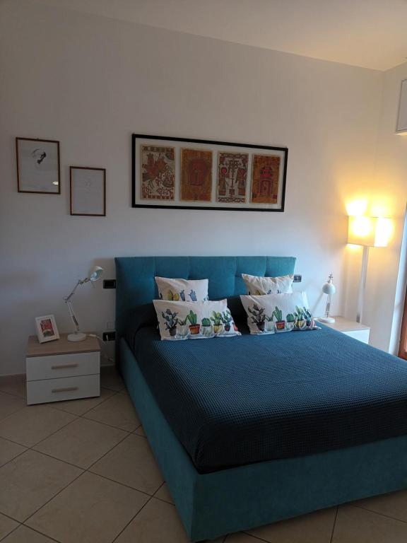 Schlafzimmer mit einem blauen Bett und einem blauen Kopfteil in der Unterkunft CASA LIDIA in Bari