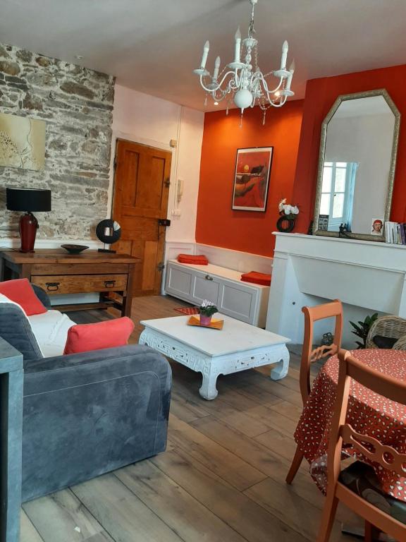 un salon avec un canapé et une cheminée dans l'établissement 1711 Chicamour, à Saint-Malo