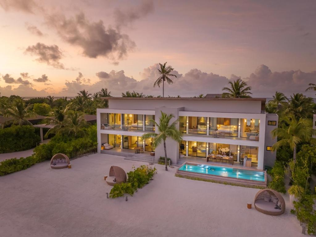 Bazén v ubytování Kuda Villingili Maldives, Free Return Transfers 03 nights & above nebo v jeho okolí