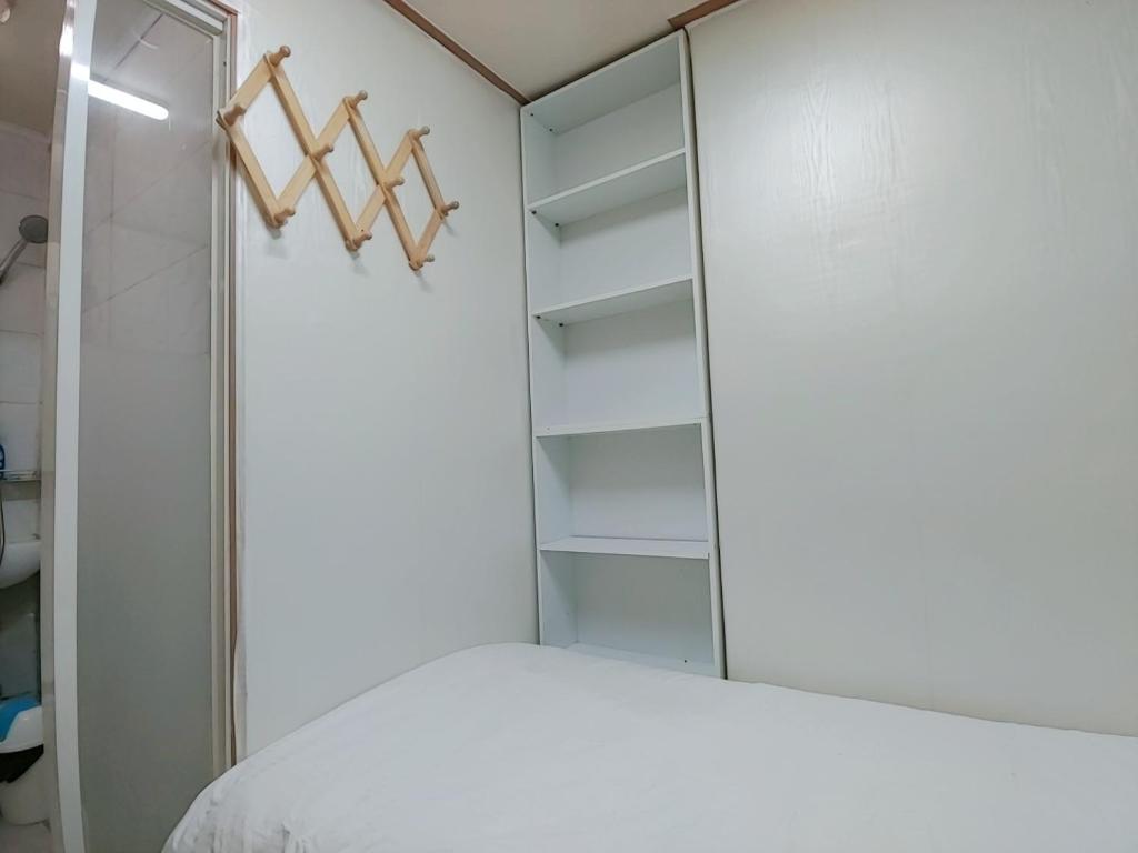 um quarto com um armário com um espelho em Full house em Seul