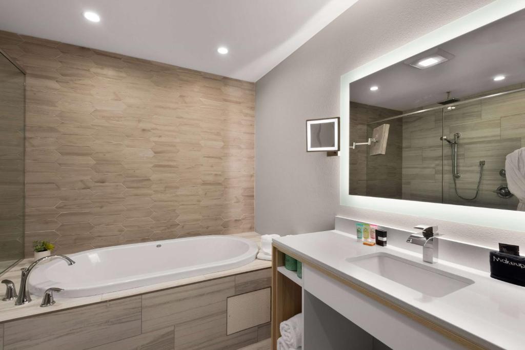 Wyndham Garden Galena Hotel & Day Spa - King Suite Con Vista Al Jardín - No Fumadores