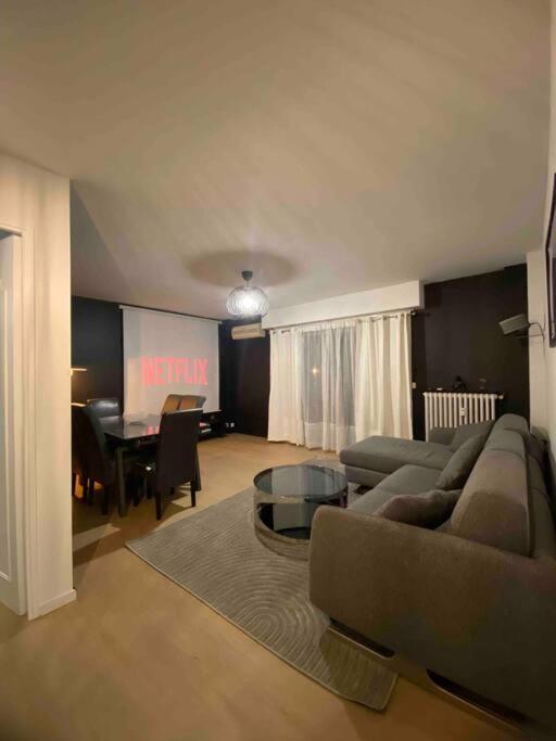 - un salon avec un canapé et une table dans l'établissement Le Sun Valley - Vidéoprojecteur et Terrasse Zen, à Cannes
