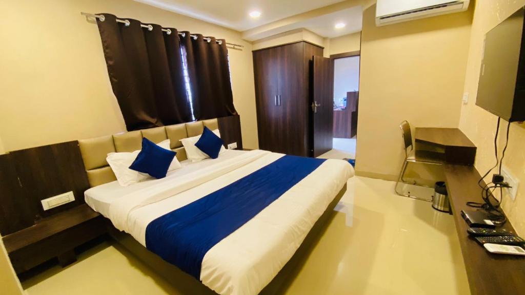 Una cama o camas en una habitación de Hotel Grow Inn,Indore