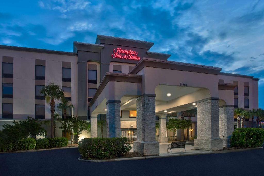 una representación de la parte delantera del hampton inn suites anaheim en Hampton Inn & Suites Tampa-East/Casino/Fairgrounds, en Seffner