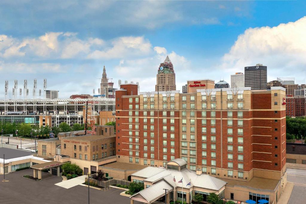 - une vue sur les toits de la ville et les bâtiments dans l'établissement Hilton Garden Inn Cleveland Downtown, à Cleveland