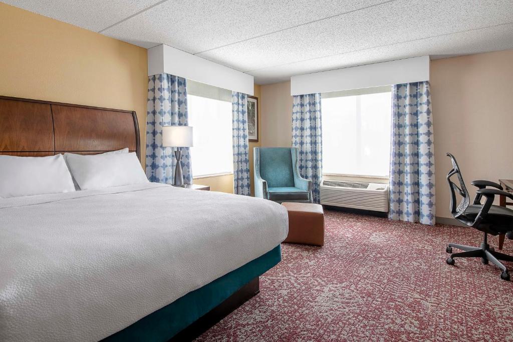 Hilton Garden Inn Cleveland Downtown - King Corner Room