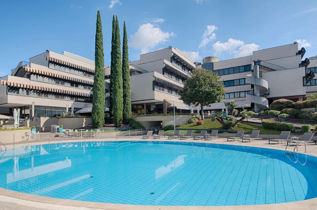 una gran piscina frente a un edificio en NH Roma Villa Carpegna en Roma