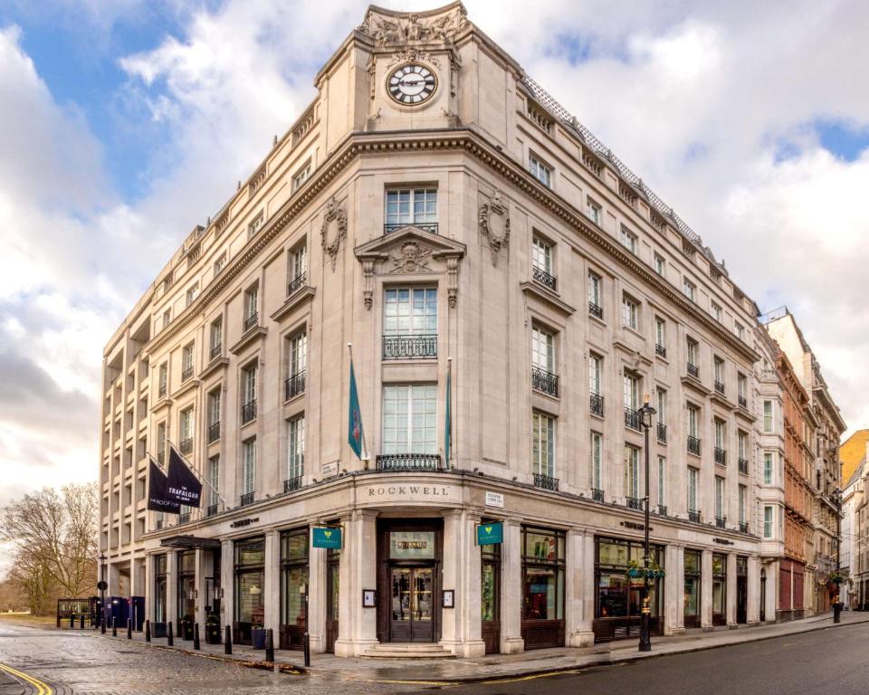 un edificio con una torre de reloj encima en The Trafalgar St. James, London Curio collection by Hilton, en Londres