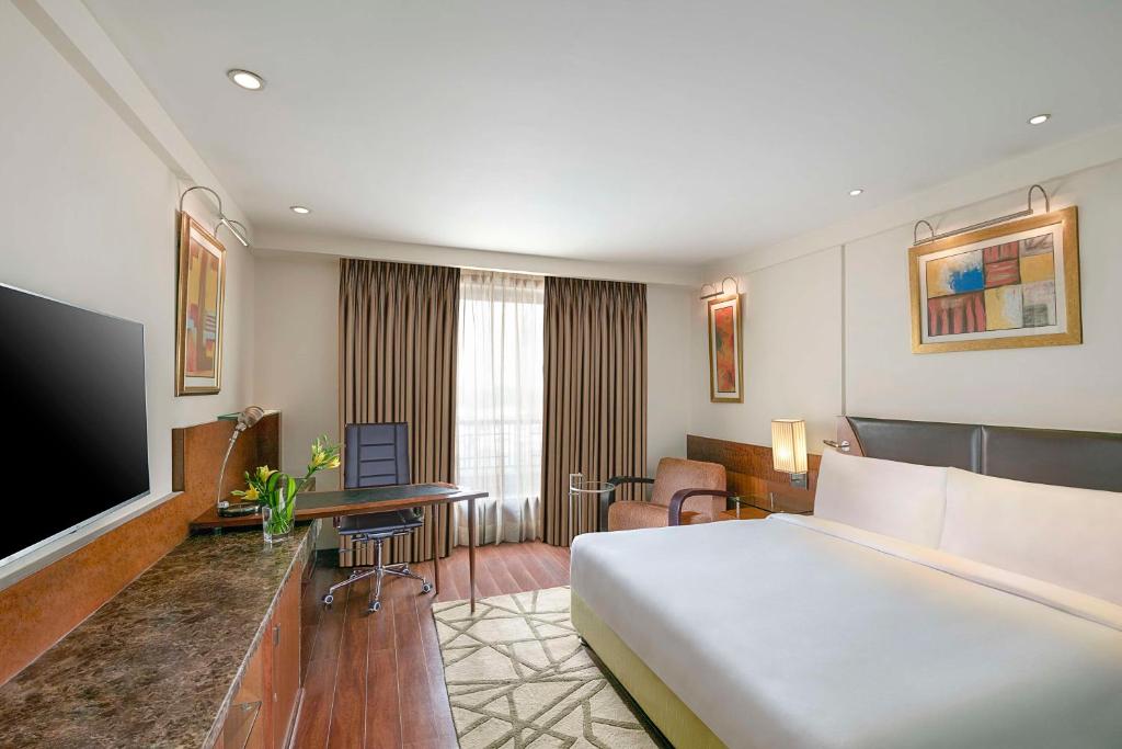 Postel nebo postele na pokoji v ubytování Radisson Blu Plaza Delhi Airport