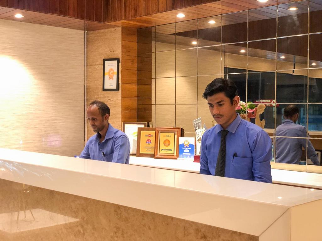 Členové personálu v ubytování Hotel Virgo Sumeru