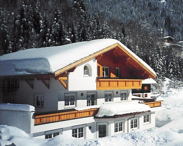 een groot gebouw met sneeuw erop bij Carbonare Helene in Sankt Gallenkirch