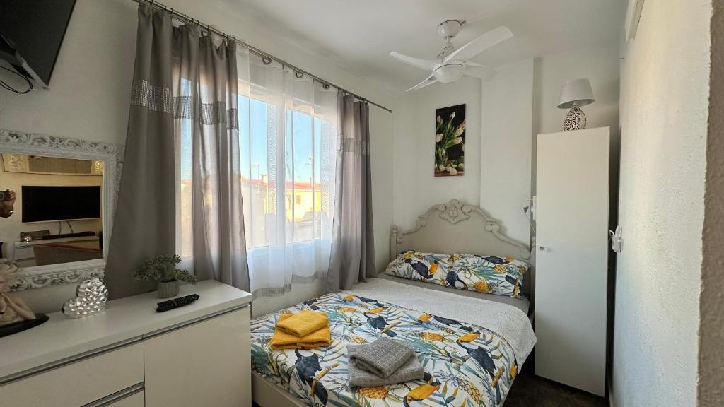 Posteľ alebo postele v izbe v ubytovaní Apartamenty Deluxe - Los Naufragos -Torrevieja Costa Blanca