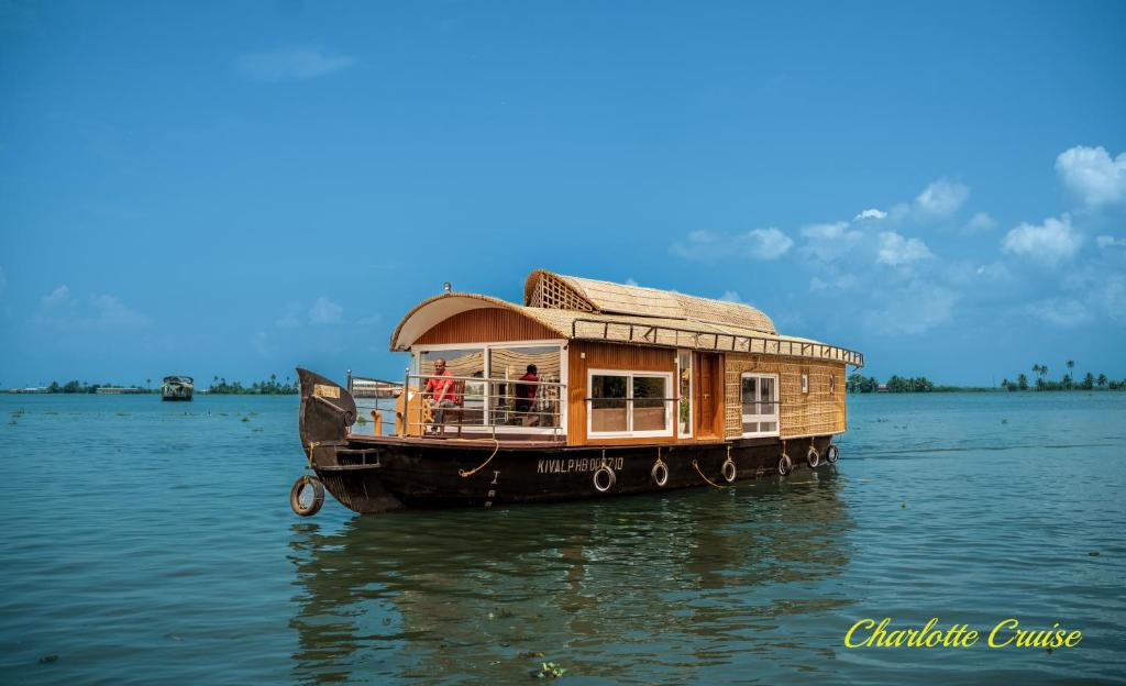 Charlotte Cruise House Boat في أليبي: قارب المنزل في الماء على الماء