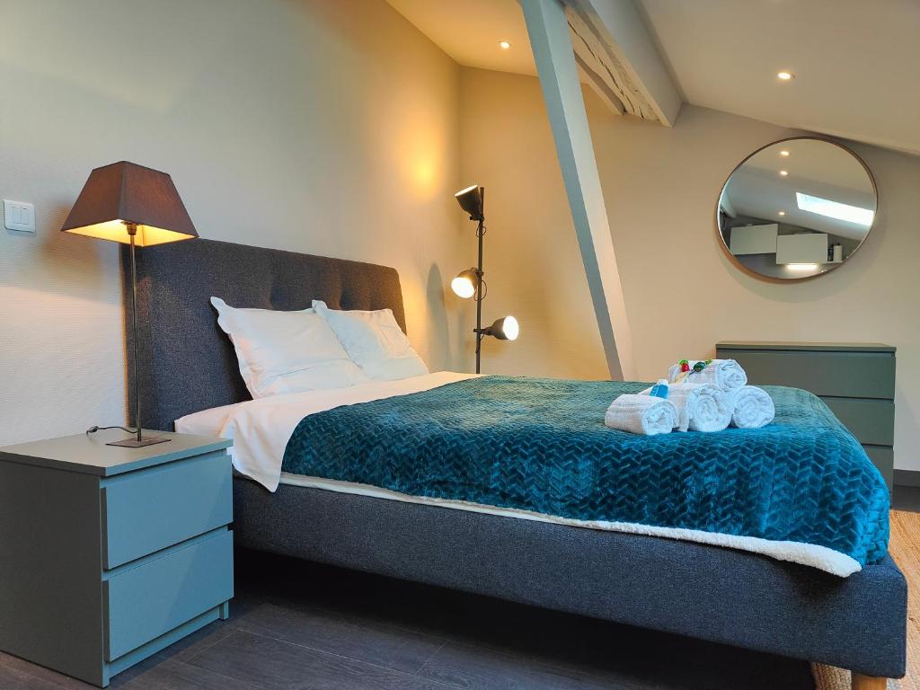 une chambre avec un lit avec des serviettes dessus dans l'établissement L'Alcôve - Fibre - Clim - Centre-ville, à Albi