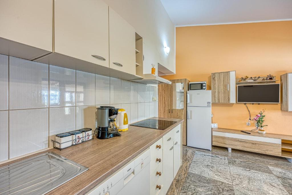 Kuchyň nebo kuchyňský kout v ubytování Silver Cherry Apartments