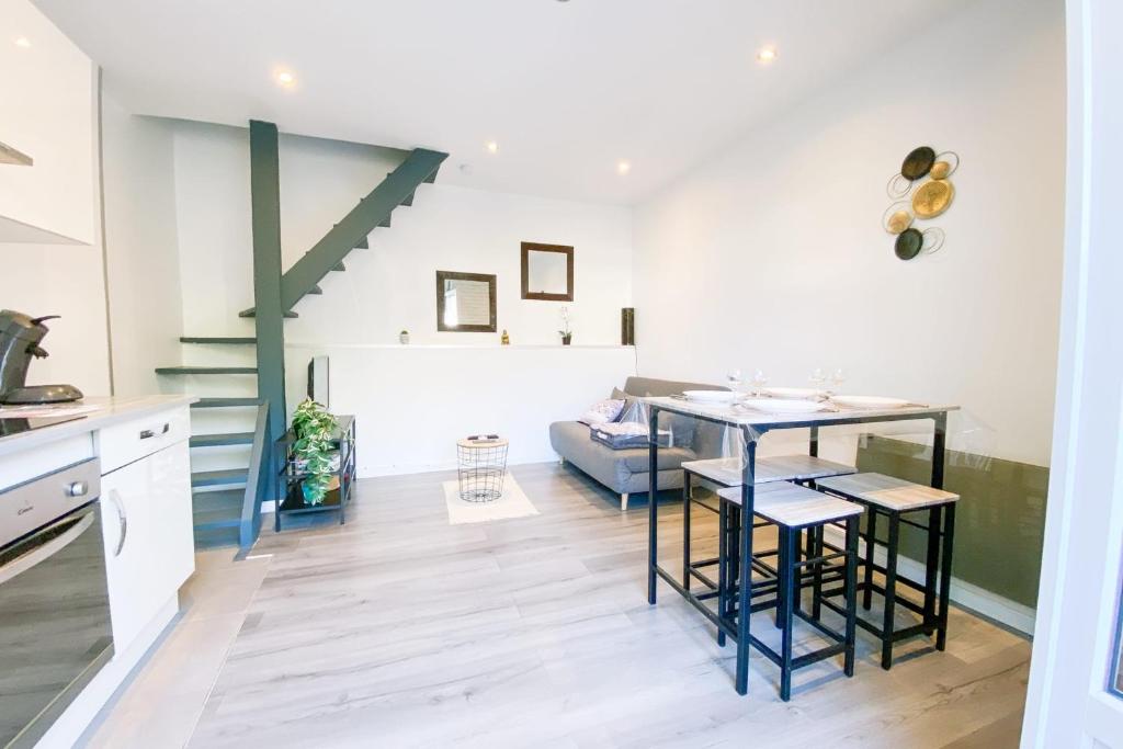 uma cozinha e sala de estar com uma mesa e um sofá em Tranquility in a Duplex in Meylan - #FX em Meylan