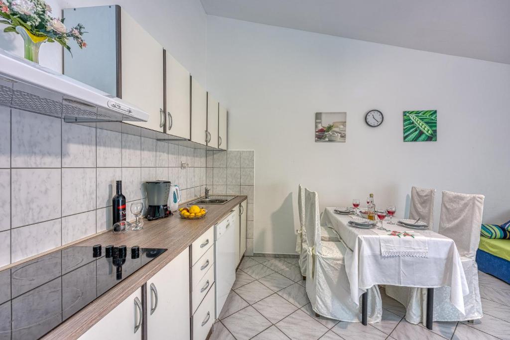Kuchyň nebo kuchyňský kout v ubytování Silver Cherry Apartments