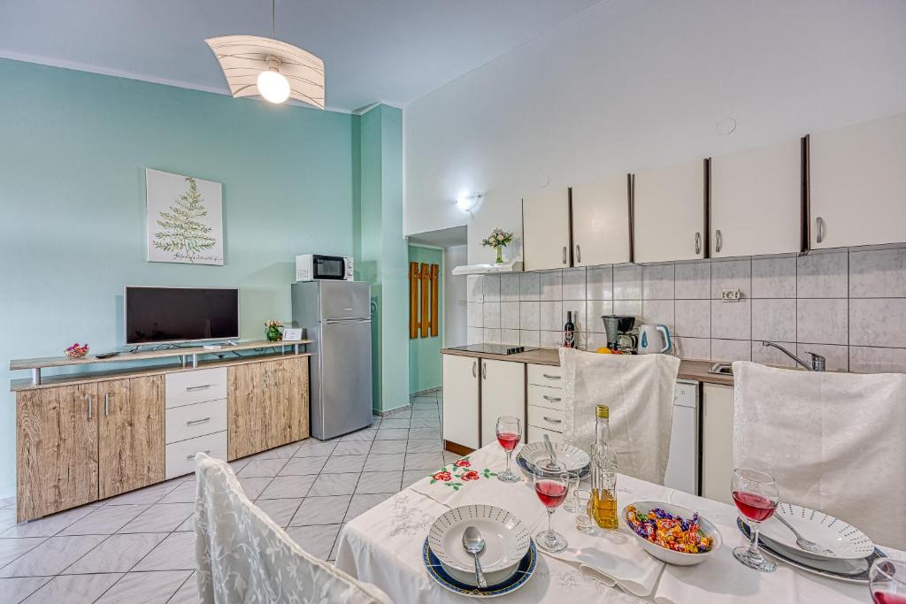 Kuchyň nebo kuchyňský kout v ubytování Silver Cherry Apartments