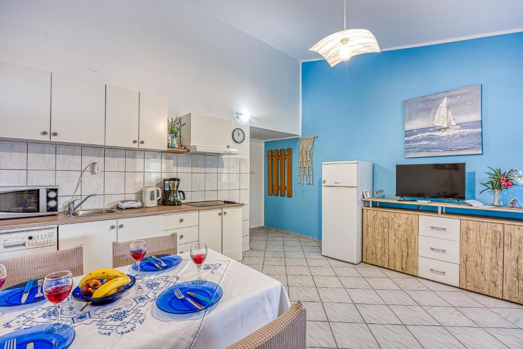 Kuchyň nebo kuchyňský kout v ubytování Silver Cherry Apartments