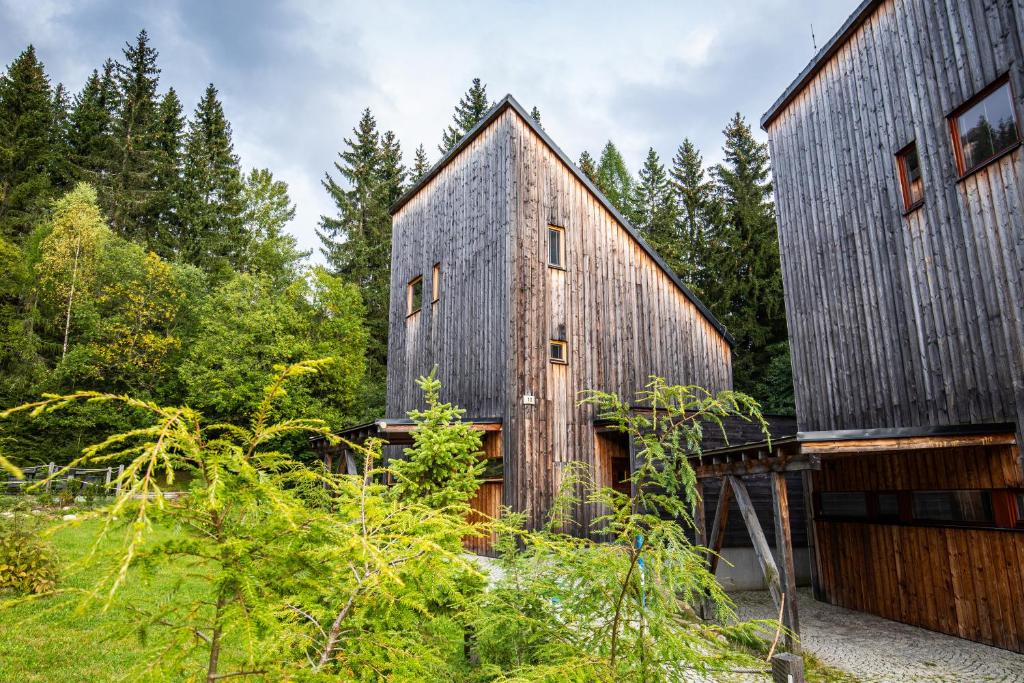 an old barn is shown in the woods at Horská chata Harrachov in Harrachov
