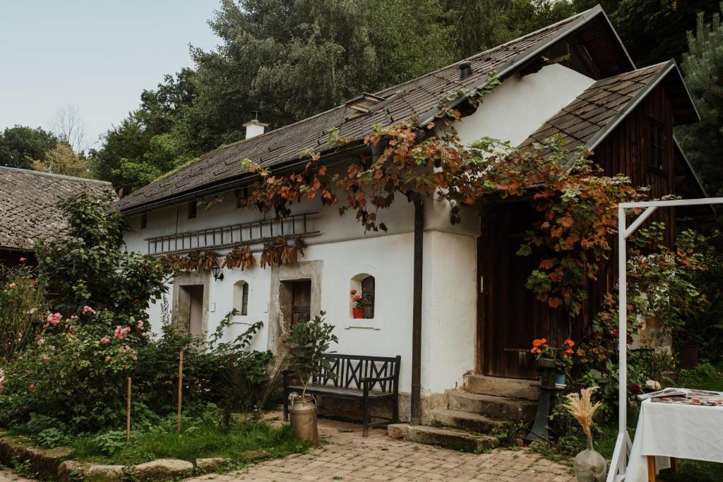 Casa blanca pequeña con porche en Statek Veberovi en Semily