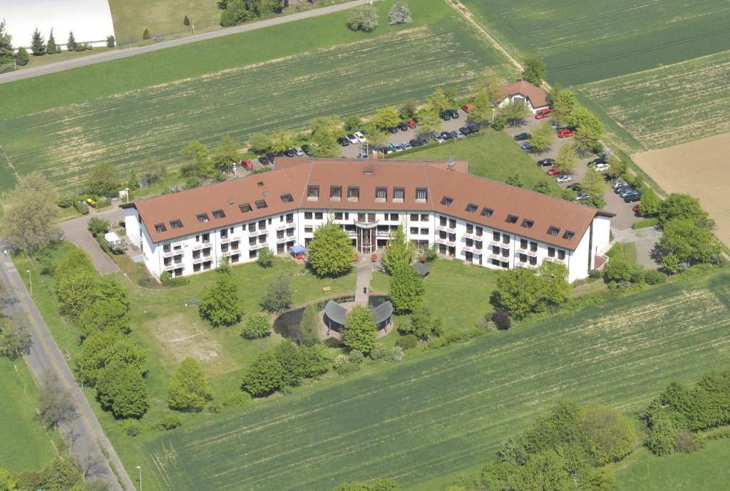 una vista aérea de un gran edificio con un gran patio en Tagungs- und Bildungszentrum Steinbach/Taunus, en Steinbach im Taunus