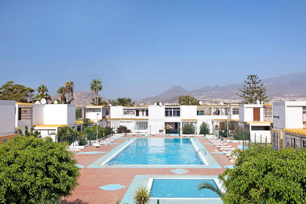 Una vista de una piscina en un resort. en Estudio Sagrario, en Arona