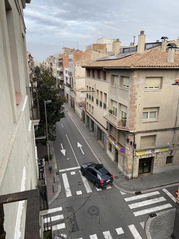 a car driving down a city street with buildings at Apartamento en el Centro in Igualada