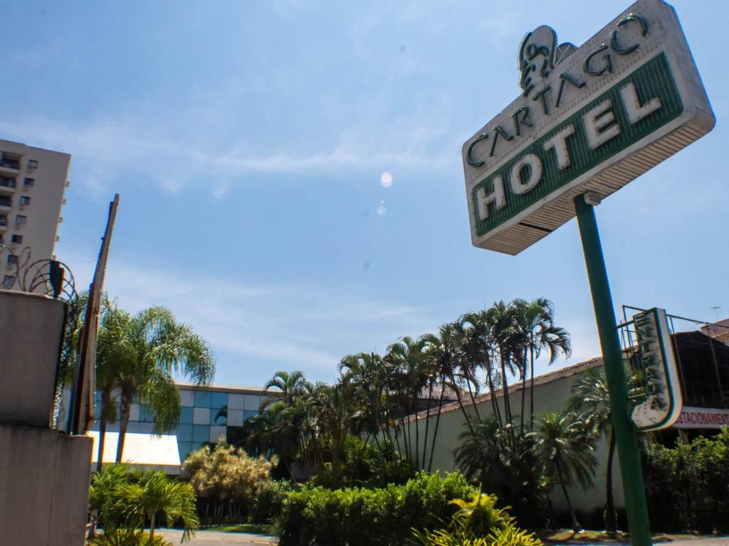een bord voor een hotel voor een gebouw bij Cartago Hotel in Rio de Janeiro