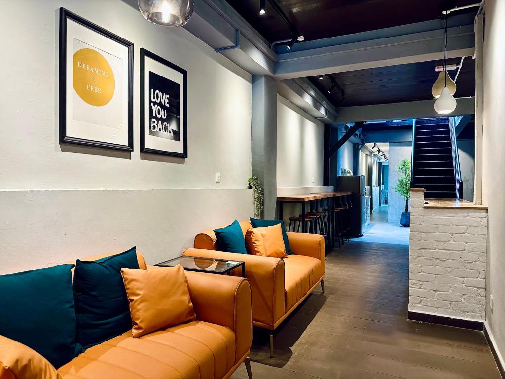 Una sala de estar con dos sofás y una mesa. en Georgetown landed Guest House WL, en George Town