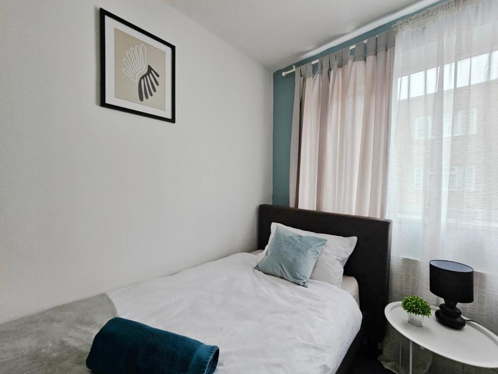 ein kleines Schlafzimmer mit einem Bett und einem Fenster in der Unterkunft Guest House - close to all amenities in Northampton